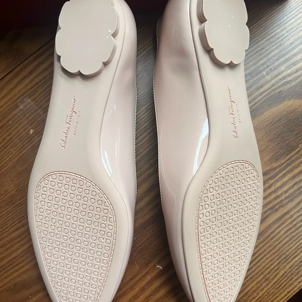 Ferragamo Women’s Patent Leather Cream Ballet Flats - Picture 3 of 7